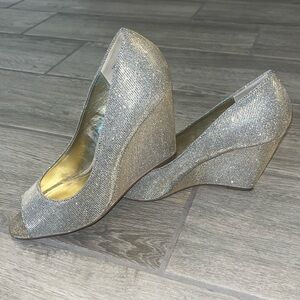 Kelly & Katie metallic wedge sz 8. Changes gold to silver